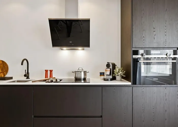 Huswell - Renovated In The Heart Of *