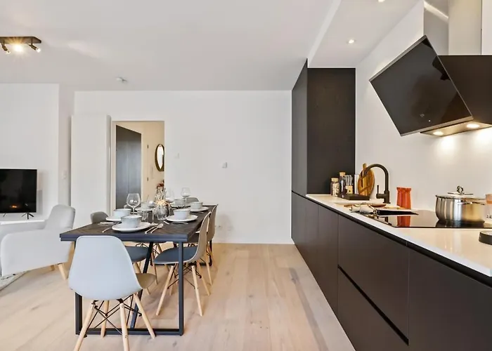 Huswell - Renovated In The Heart Of