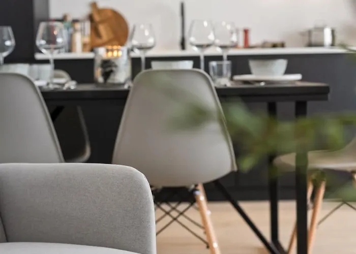 Huswell - Renovated In The Heart Of *